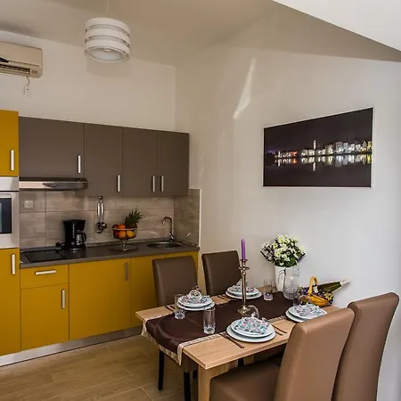 Apartman Ivana דירה *